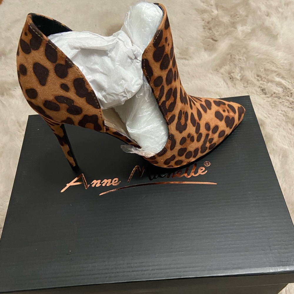Killer Babe heels side cut stiletto heel leopard.